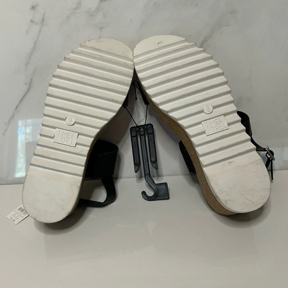 Time and Tru Platform sandals Shoe Size: 9 Shoe Closure: Buckle, Slingback